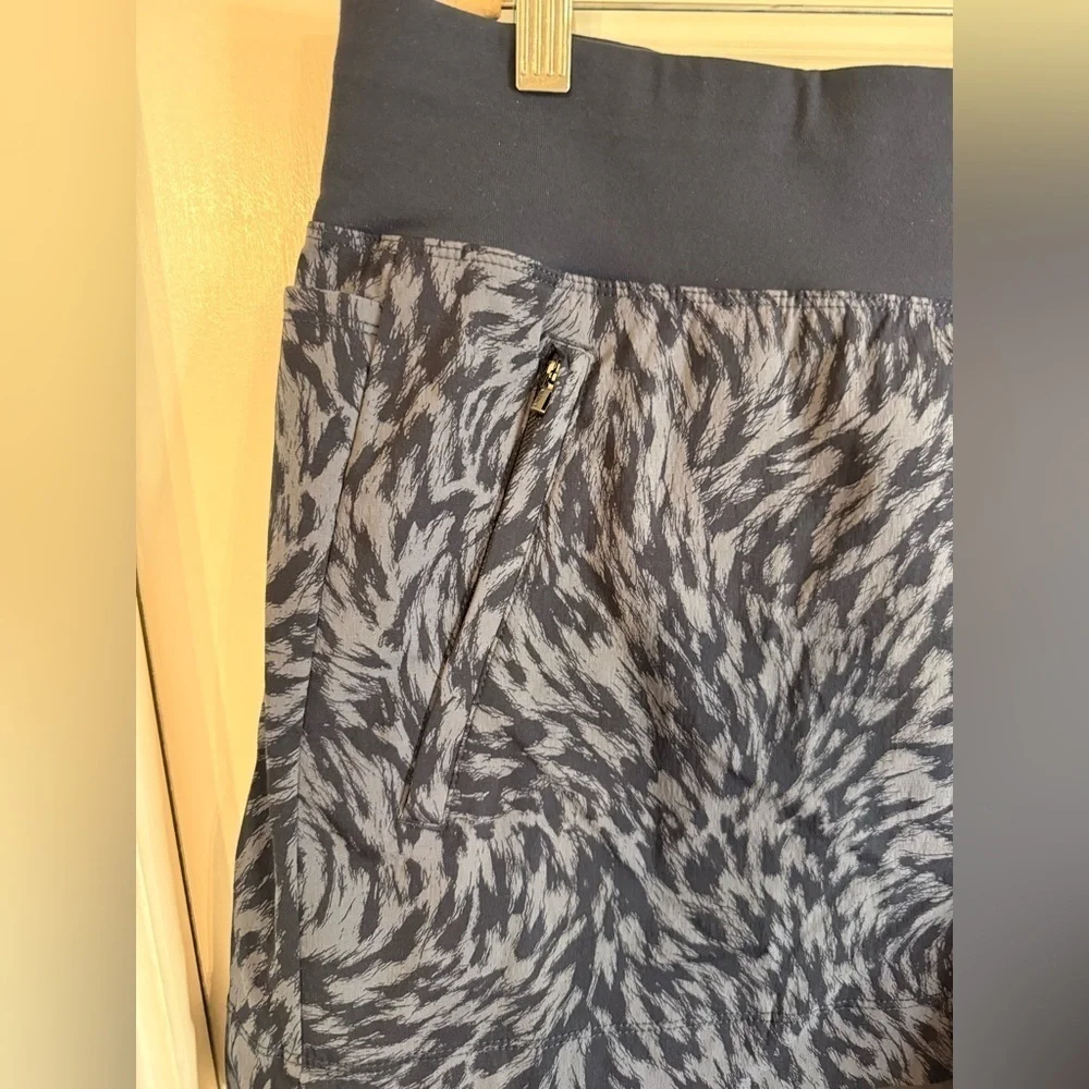 NWT Athleta Women’s Trekkie North NVLX Printed Shorts - Size 20